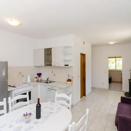 Dinga -borak - Comfort Two Bedroom With Balcony No 6 アパート